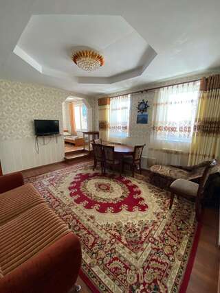 Гостиница Ёлочка Листвянка Cемейный номер с собственной ванной комнатой-1