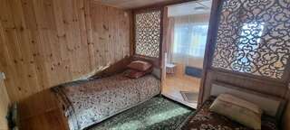 Гостиница Ёлочка Листвянка Номер комфорт с 1 односпальной и 1 двуспальной кроватью #21-5