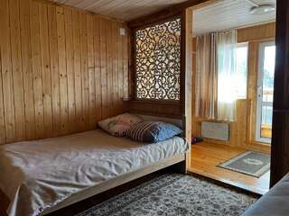 Гостиница Ёлочка Листвянка Трехместный номер «Комфорт» с душем-1