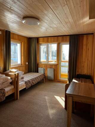 Гостиница Ёлочка Листвянка Трехместный номер «Комфорт» с душем-1