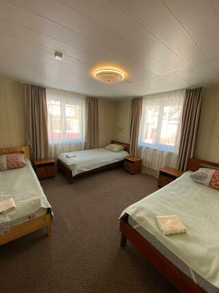 Гостиница Ёлочка Листвянка Бюджетный трехместный номер-1