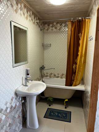 Гостиница Ёлочка Листвянка Трехместный номер «Комфорт» с душем-2