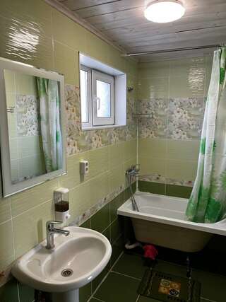 Гостиница Ёлочка Листвянка Трехместный номер «Комфорт» с душем-3