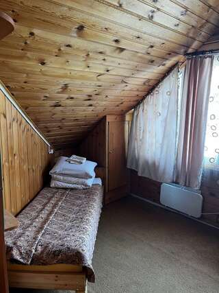 Гостиница Ёлочка Листвянка Бюджетный двухместный номер с 2 отдельными кроватями-1