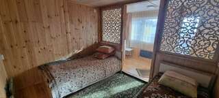 Гостиница Ёлочка Листвянка Трехместный номер «Комфорт» с душем-2