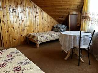 Гостиница Ёлочка Листвянка 3-местный номер эконом (мансарда) #6-5
