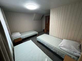 Гостиница Ёлочка Листвянка Бюджетный трехместный номер-3