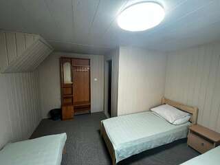 Гостиница Ёлочка Листвянка Бюджетный трехместный номер-1